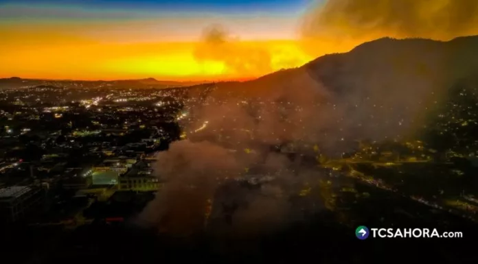 Incendio en el centro de San Salvador dejó cinco fallecidos. Conozca en imágenes la cronología de la emergencia y las labores de rescate.