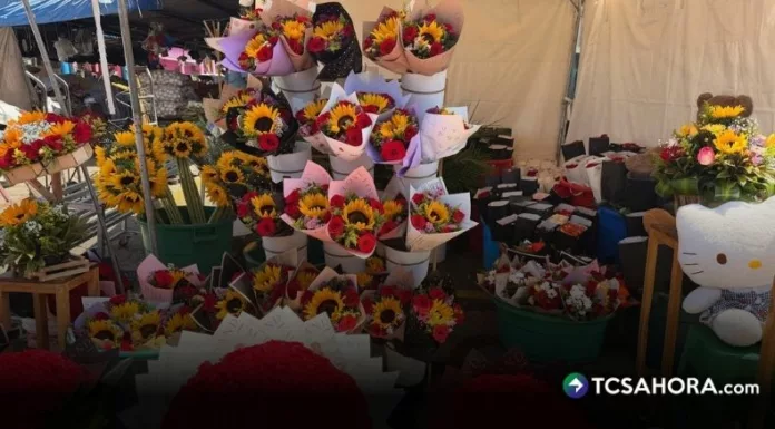 Los comerciantes del Mercado de Santa Tecla ofrecen arreglos florales naturales y artificiales que van desde los $10.