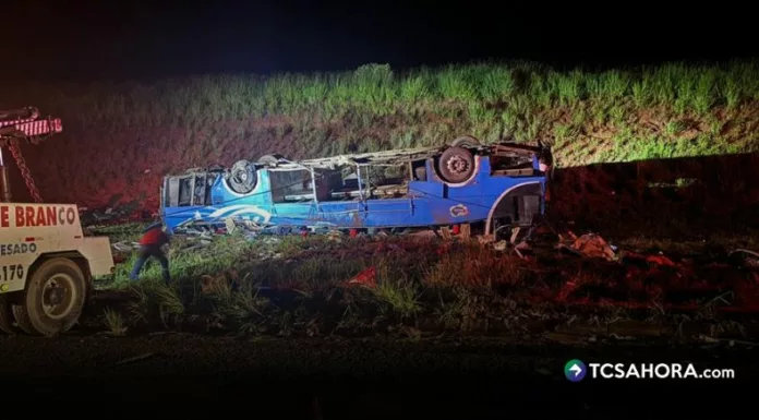Al menos seis trabajadores rurales murieron y 45 resultaron heridos tras el vuelco de un autobús en una carretera del estado de São Paulo, Brasil.
