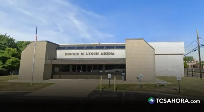 Al menos dos personas fallecieron y varias resultaron heridas en un tiroteo registrado durante un partido de hockey en Estados Unidos.