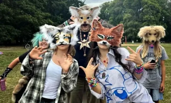 Therians se identifican como animales Las personas therian asumen cierta identidad por una conexión interna, espiritual o psicológica profunda con un animal no humano.