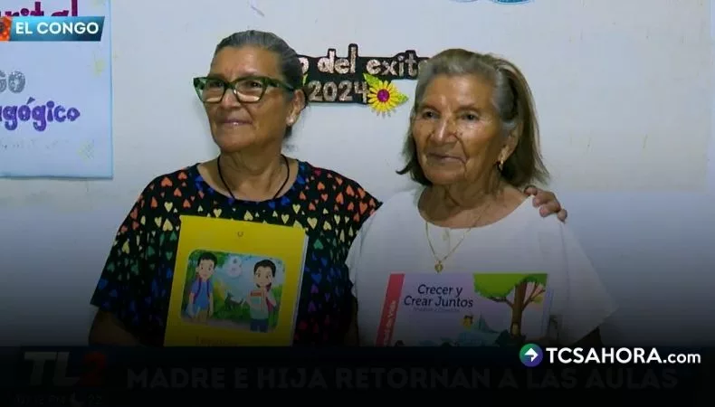 Madre e hija demuestran que no hay edad para regresar a la escuela