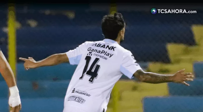 El jugador del Alianza, Enrico Dueñas marcó un golazo desde fuera del área y abrió el marcador en el Estadio Cuscatlán frente al Águila.
