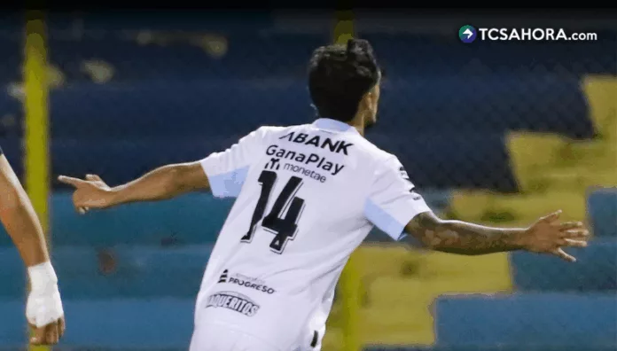 Enrico Dueñas brilló con un golazo en la victoria ante Águila El jugador del Alianza, Enrico Dueñas marcó un golazo desde fuera del área y abrió el marcador en el Estadio Cuscatlán frente al Águila.