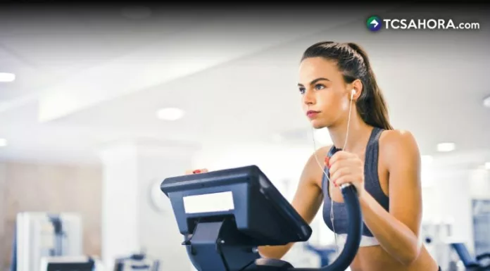 Mantener el gimnasio limpio no es solo tarea del personal, sino de cada usuario. La higiene previene infecciones y protege la salud de todos.