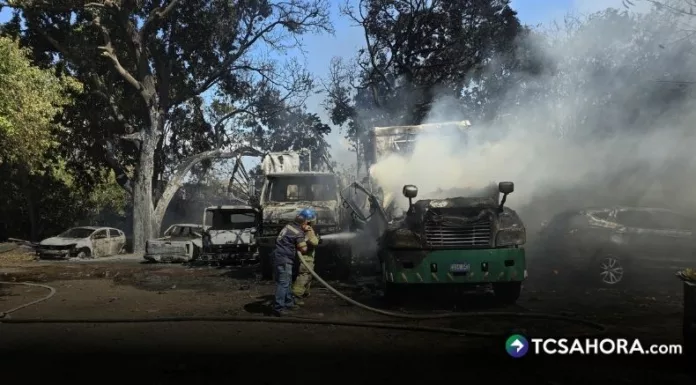 Un incendio estructural se registró en un taller ubicado en la avenida Fray Felipe de Jesús Moraga, Santa Ana Centro.