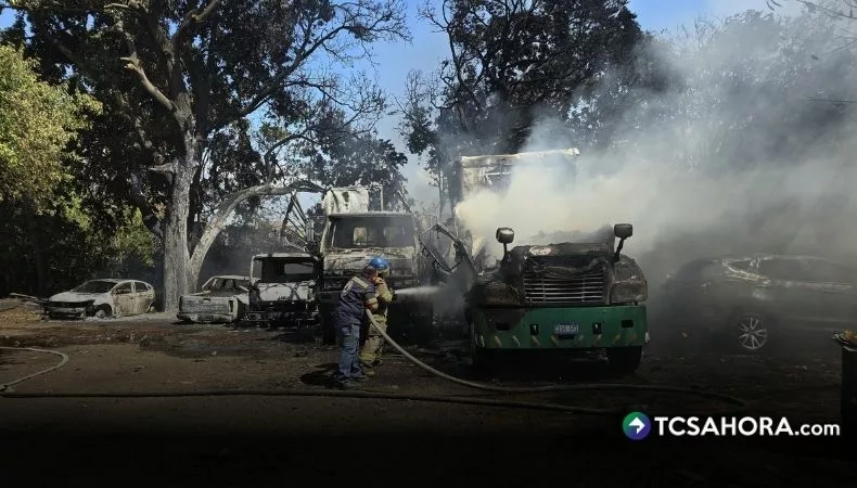 Incendio consume varios vehículos en taller en Santa Ana Centro