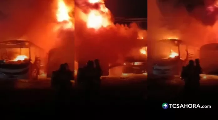 Un voraz incendio redujo a cenizas tres autobuses del transporte colectivo en la Terminal de la Ruta 55, en la carretera a Los Naranjos en Santa Ana Centro.