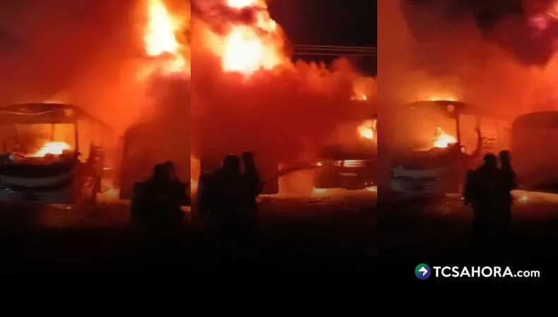 Voraz incendio consume tres autobuses en Santa Ana Centro