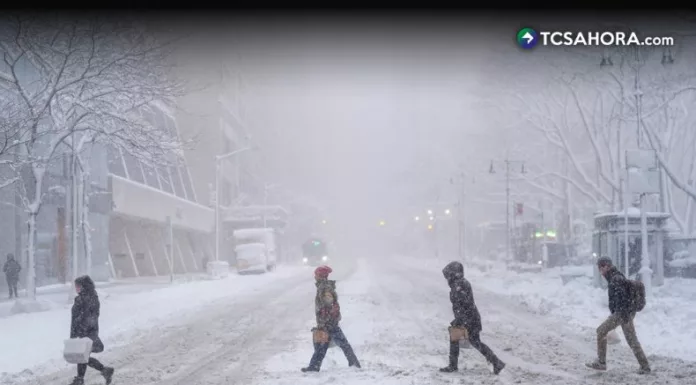 Una intensa tormenta invernal mantiene bajo alerta a Nueva York y el noreste de EE.UU., con restricciones de viaje, suspensión de clases y cancelación de vuelos.