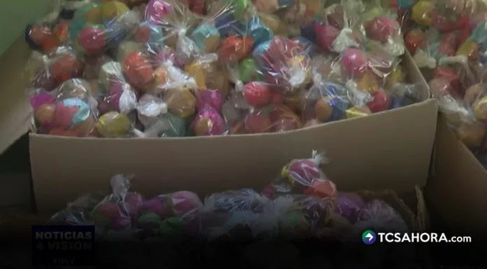 Los habitantes del distrito de Olocuilta mantienen viva la alegre y colorida tradición del Festival de Cascarones de Huevos.