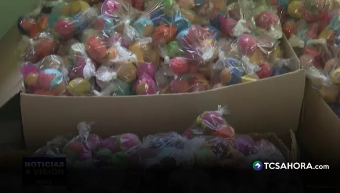 El Festival de Cascarones de Huevos llena de color las calles de Olocuilta Los habitantes del distrito de Olocuilta mantienen viva la alegre y colorida tradición del Festival de Cascarones de Huevos.