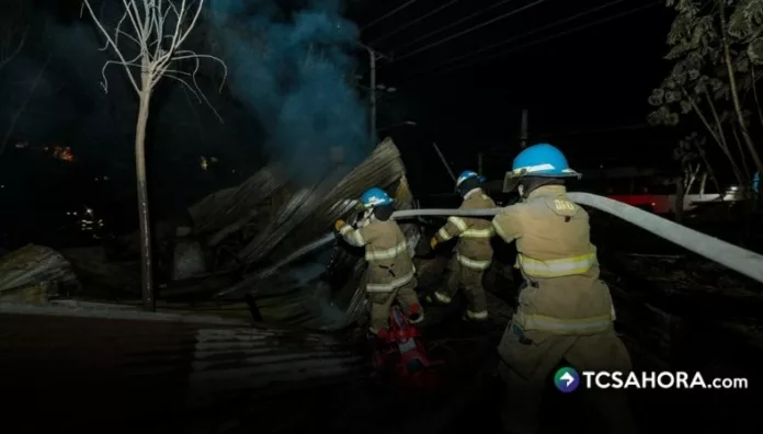 Al menos 20 viviendas afectadas por incendio en el bulevar del Ejército Un incendio en maleza seca se registró esta tarde en el bulevar del Ejército. Las llamas se propagaron a varias viviendas.