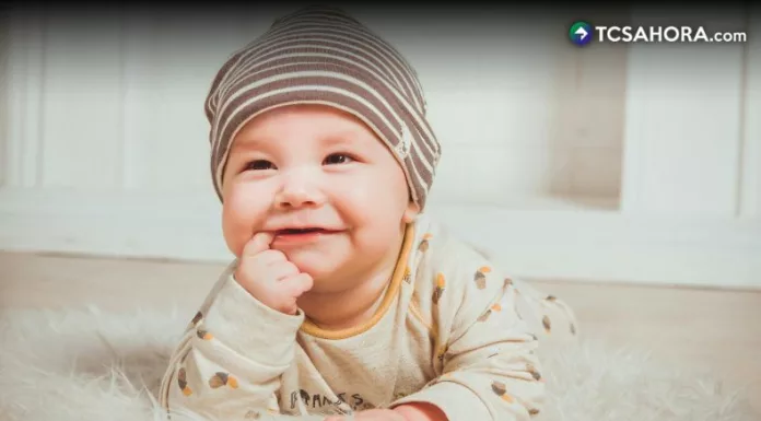 La revisión de la cadera forma parte del chequeo físico del recién nacido y de los controles pediátricos durante el primer año de vida.