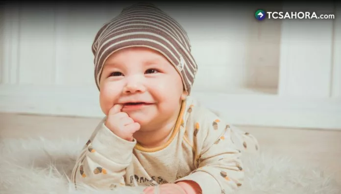 La revisión de la cadera forma parte del chequeo físico del recién nacido y de los controles pediátricos durante el primer año de vida.