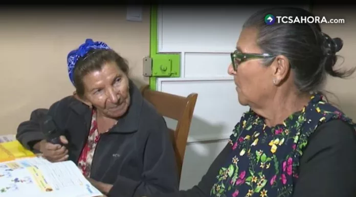 Catalina, de 94 años, y su hija Teresa, de 71, comenzaron juntas un nuevo ciclo escolar en Santa Ana, demostrando que el aprendizaje no tiene fecha de vencimiento.