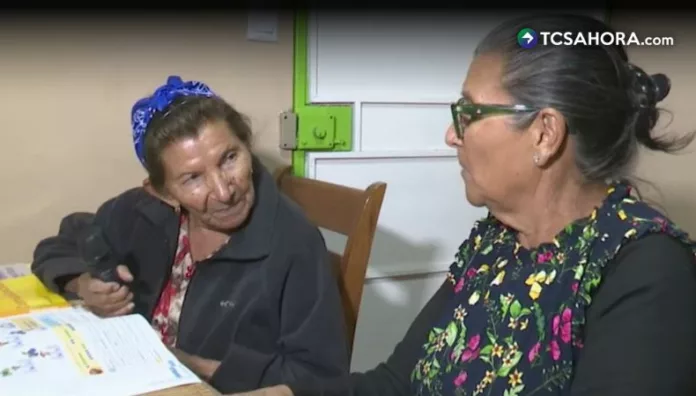 Catalina, de 94 años, y su hija Teresa, de 71, comenzaron juntas un nuevo ciclo escolar en Santa Ana, demostrando que el aprendizaje no tiene fecha de vencimiento.