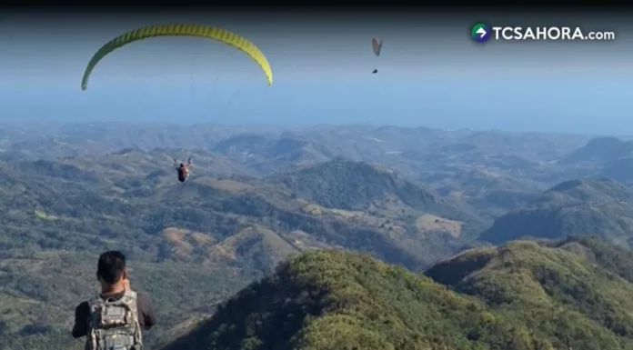 En el distrito de Tamanique, el parapente se vive como una aventura que mezcla adrenalina, libertad y paisajes impresionantes.