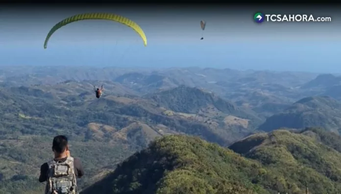 En el distrito de Tamanique, el parapente se vive como una aventura que mezcla adrenalina, libertad y paisajes impresionantes.