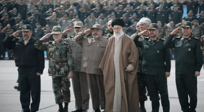 Desde 1979, Irán tiene un gobierno bajo la autoridad del líder supremo, que controla prácticamente todas las esferas de poder político y religioso.