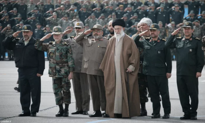 Desde 1979, Irán tiene un gobierno bajo la autoridad del líder supremo, que controla prácticamente todas las esferas de poder político y religioso.