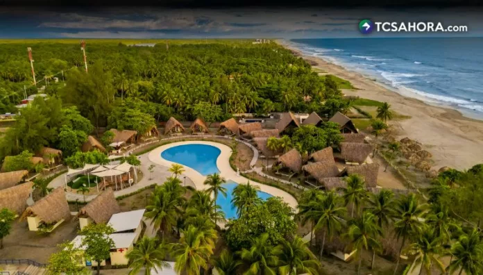 Piscinas nuevas, cabañas para hospedarse, food court y zonas frente al mar forman parte del renovado Parque Recreativo Costa del Sol, ubicado a unos 65 kilómetros de San Salvador.