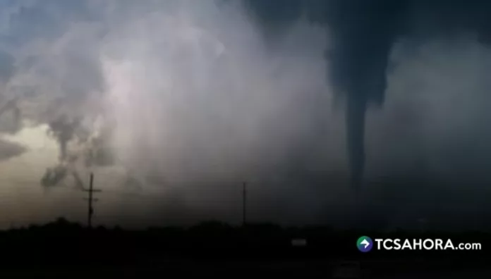 El Servicio Meteorológico Nacional de Estados Unidos advierte riesgo de ráfagas de viento intensas, tornados y caída de granizo.