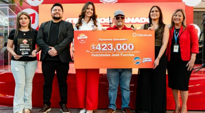 LOTO presentó al salvadoreño que se llevó todo el acumulado del SuperPremio de los 423 mil dólares.