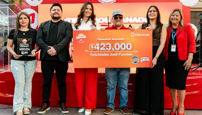 LOTO presentó al salvadoreño que se llevó todo el acumulado del SuperPremio de los 423 mil dólares.