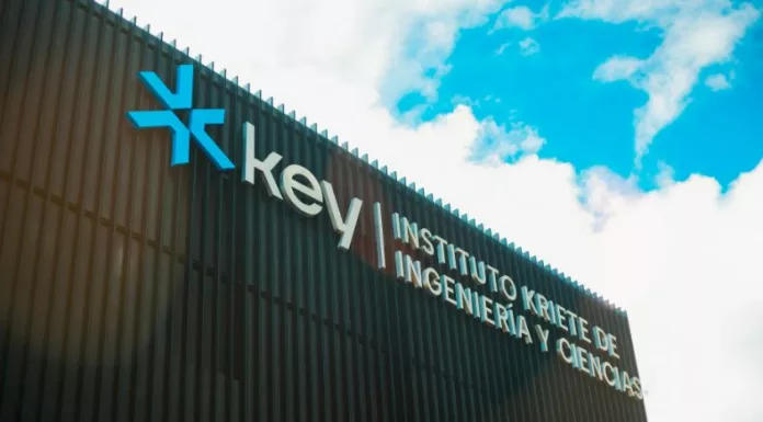 Key – Instituto Kriete de Ingeniería y Ciencias abrió sus puertas en marzo de 2025. Este mes conmemora un año de ofrecer a la juventud salvadoreña una oferta académica enfocada en las ingenierías del futuro: Ciencias de la Computación, Ingeniería Industrial y Mecatrónica y Robótica; carreras diseñadas junto a referentes internacionales y conectadas directamente con la industria.