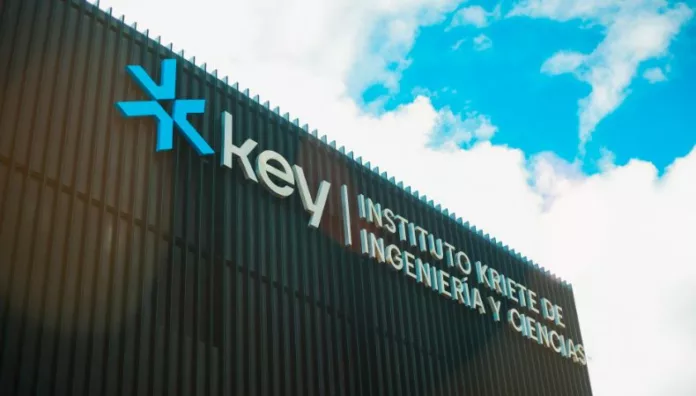 Key – Instituto Kriete de Ingeniería y Ciencias abrió sus puertas en marzo de 2025. Este mes conmemora un año de ofrecer a la juventud salvadoreña una oferta académica enfocada en las ingenierías del futuro: Ciencias de la Computación, Ingeniería Industrial y Mecatrónica y Robótica; carreras diseñadas junto a referentes internacionales y conectadas directamente con la industria.