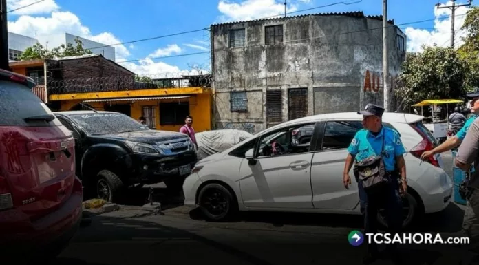 Autoridades municipales retiraron este viernes varios vehículos abandonados en el barrio Santa Anita, en San Salvador Centro.