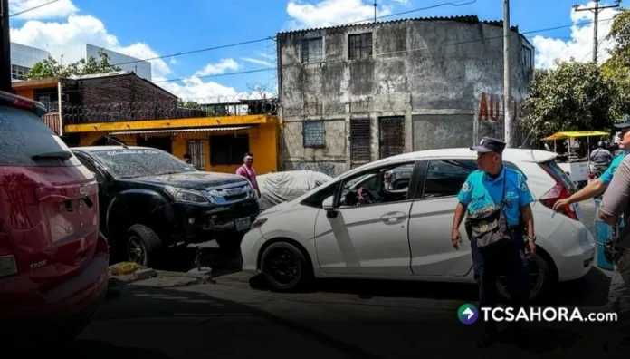 Autoridades municipales retiraron este viernes varios vehículos abandonados en el barrio Santa Anita, en San Salvador Centro.
