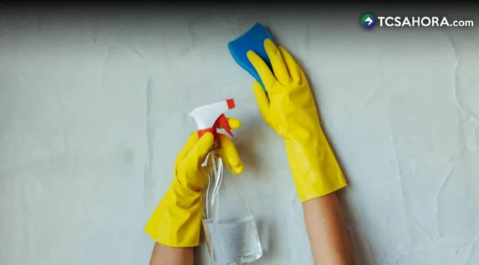 Para prevenir la ingesta de productos tóxicos, lo más recomendable es identificar correctamente los envases y almacenarlos de forma segura.