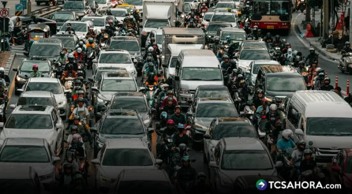 Parque vehicular supera los 2 millones. Hugo Mayorga, director legal de MOVES, dice que la infraestructura para vehículos llegó a su límite.