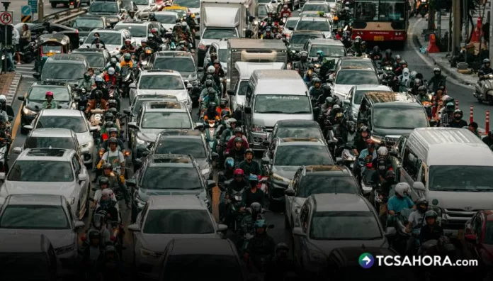 Parque vehicular supera los 2 millones. Hugo Mayorga, director legal de MOVES, dice que la infraestructura para vehículos llegó a su límite.
