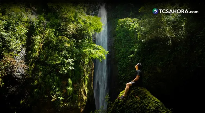 Con más de 80 metros de caída, la cascada El Escuco sorprende por su belleza, sus aguas cristalinas y los misterios que guardan sus aguas.