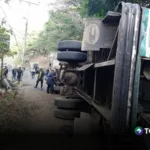 Autobús y vehículo particular vuelcan en carretera a Comasagua