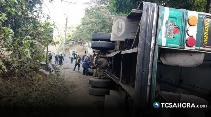 Un autobús y un vehículo particular volcaron esta tarde tras impactar en la carretera a Comasagua.