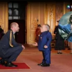 El actor Warwick Davis es nombrado «Oficial del Imperio Británico»