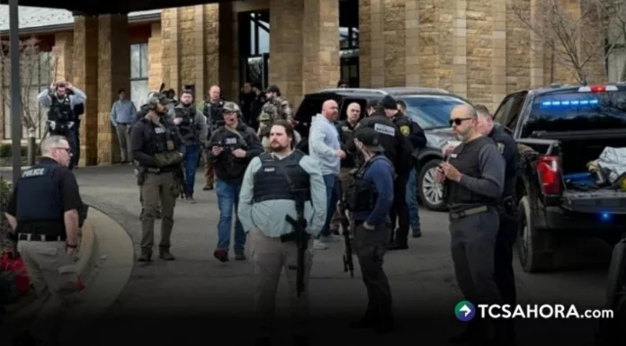 Un hombre fue abatido por los guardias tras estrellar su vehículo contra la sinagoga Temple Israel en Michigan, Estados Unidos.