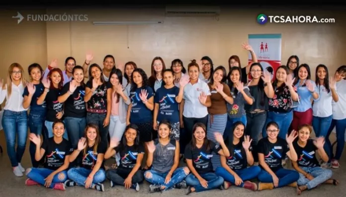 La organización promueve el empoderamiento económico de las mujeres salvadoreñas a través de mentorías, formación empresarial y redes de apoyo.