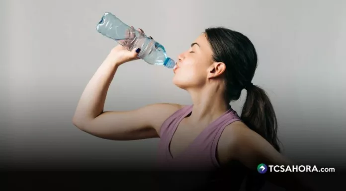 Una hidratación correcta es esencial para evitar los efectos del calor, como mareos o fatiga, y garantizar que el cuerpo siga funcionando de manera eficiente.