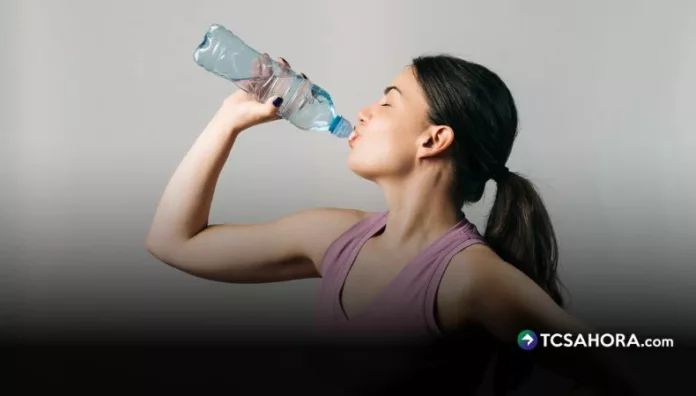 Una hidratación correcta es esencial para evitar los efectos del calor, como mareos o fatiga, y garantizar que el cuerpo siga funcionando de manera eficiente.
