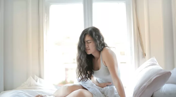 Durante el sueño, el estómago permanece por varias horas sin recibir alimentos, pero continúa produciendo ácido gástrico.