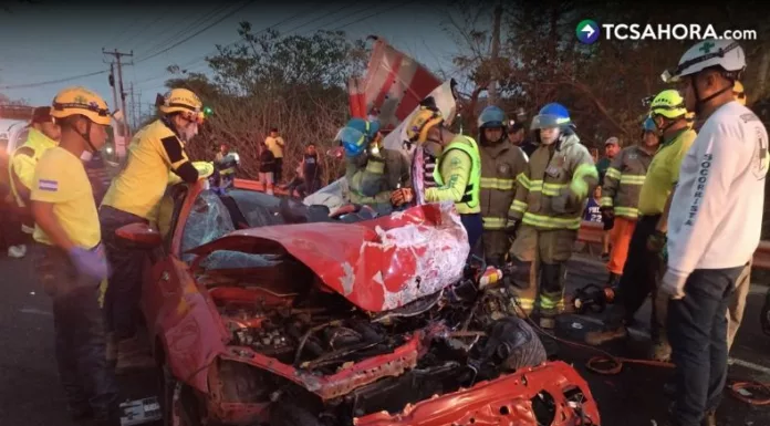 Comandos de Salvamento informó que el accidente se registró en el puente El Tule del distrito de El Paisnal en San Salvador Norte.