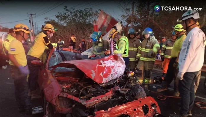 Comandos de Salvamento informó que el accidente se registró en el puente El Tule del distrito de El Paisnal en San Salvador Norte.