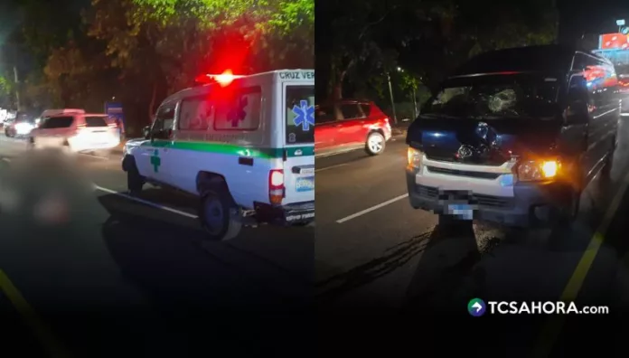 Un adulto mayor murió anoche luego de ser atropellado por un microbús en la 49 Av. Sur, en las cercanías de la colonia Luz, San Salvador Centro.