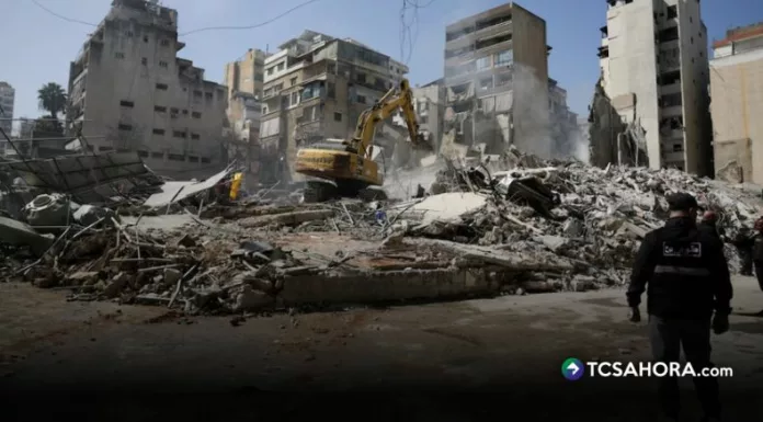 Un edificio, que funcionaba como almacén de proyectiles y cuartel general, fue reducido a escombros.
