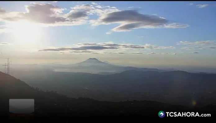 El ambiente estará caluroso, llegando hasta los 37 ° Celsius. Pese a ello, se pronostican brisas, vientos acelerados y lluvias esporádicas.